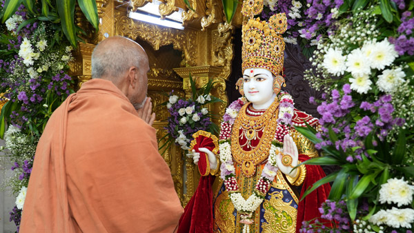 SMVS Swaminarayan Mandir Satellite 8th Patotsav | HDH Swamishri Vicharan | 17 Oct, 2024