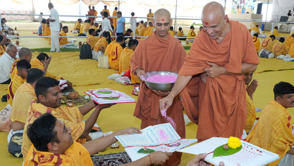 Diwali Chopada Pujan | Swaminarayan Dham, Gandhinagar, India | HDH Swamishri Vicharan | 31 Oct, 2024