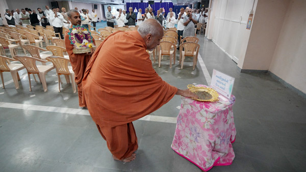 Sankalp Sabha | Swaminarayan Dham, Gandhinagar, India | HDH Swamishri Vicharan | 26 Nov, 2024